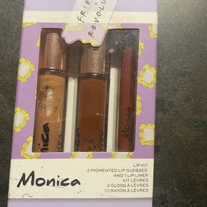 *NEW IN BOX* Friends x Revolution - Monica Lip Kit